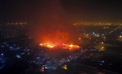 天津港保税区一废纸堆发生火灾